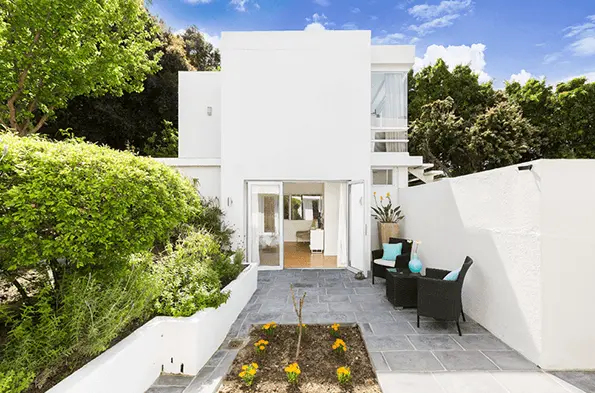 Courtyard - Cube Guesthouse Houtbay